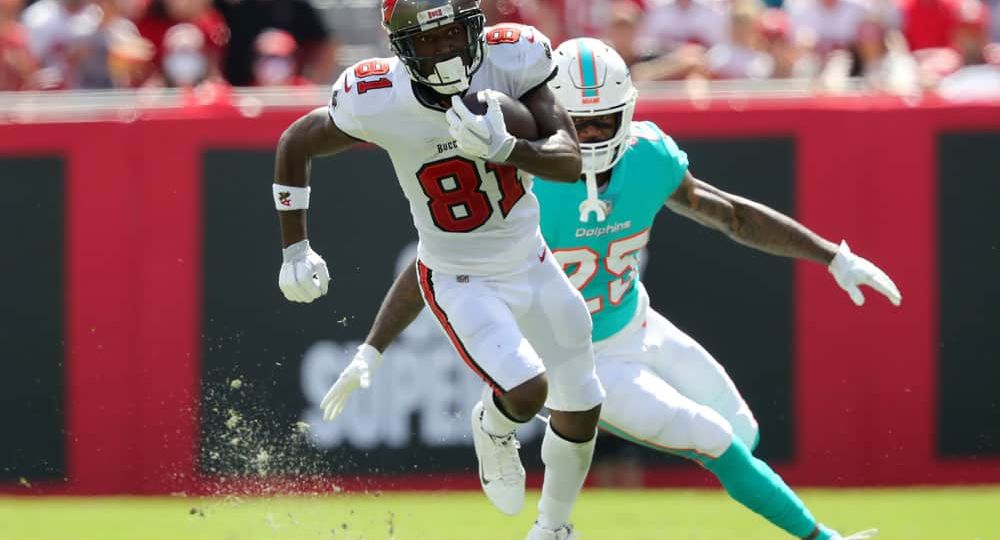 Week 6 NFL Thursday Night Football DraftKings Picks: Buccaneers vs. Eagles