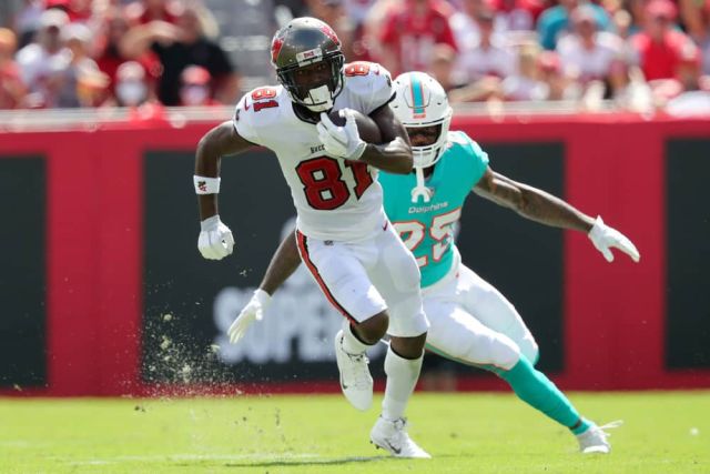 Week 6 NFL Thursday Night Football DraftKings Picks: Buccaneers vs. Eagles