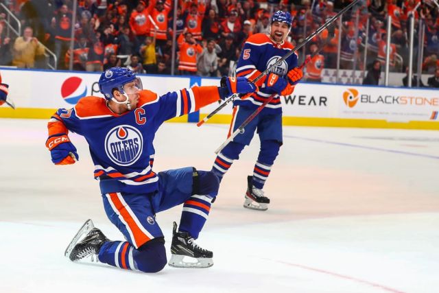 NHL: OCT 12 Canucks at Oilers