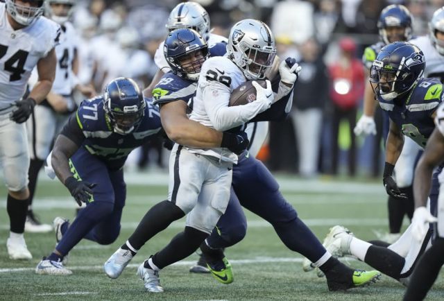 NFL: NOV 27 Raiders at Seahawks