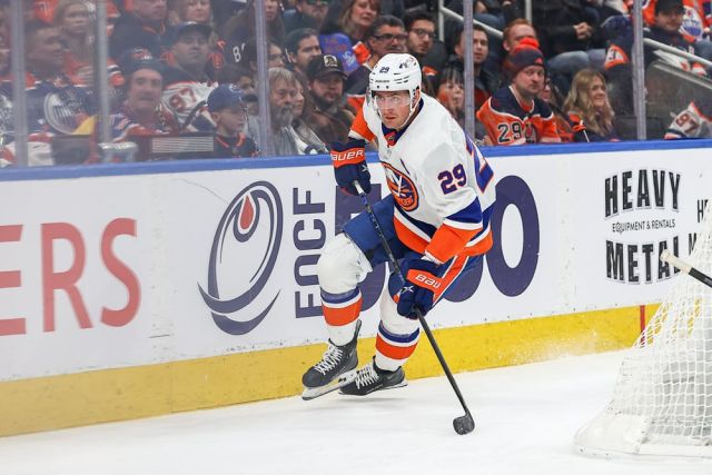 NHL: NOV 13 Islanders at Oilers