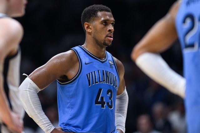Eric Dixon about to shoot a free throw | college basketball betting trends
