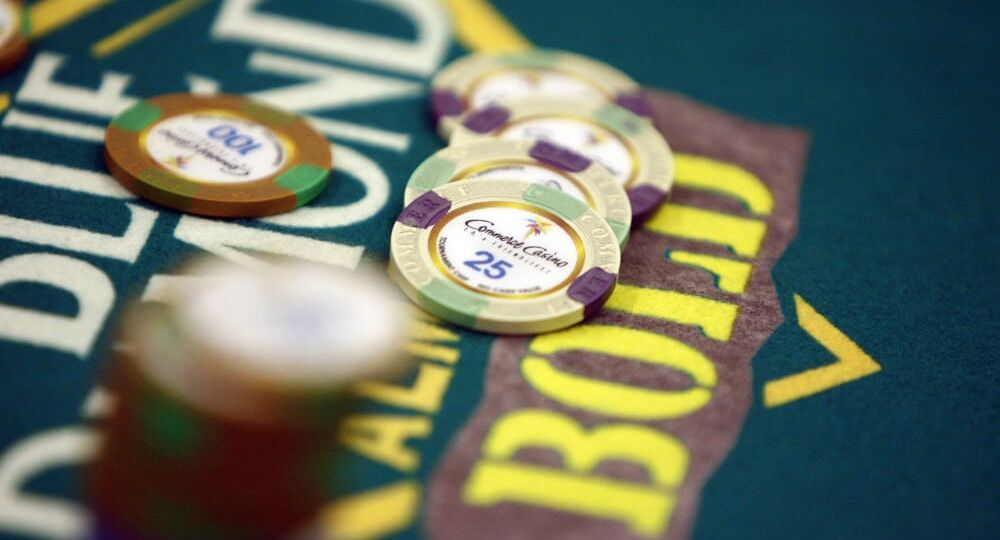 Three Card poker guide | poker chips