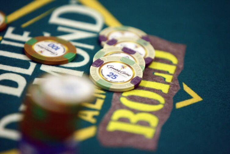 Three Card poker guide | poker chips