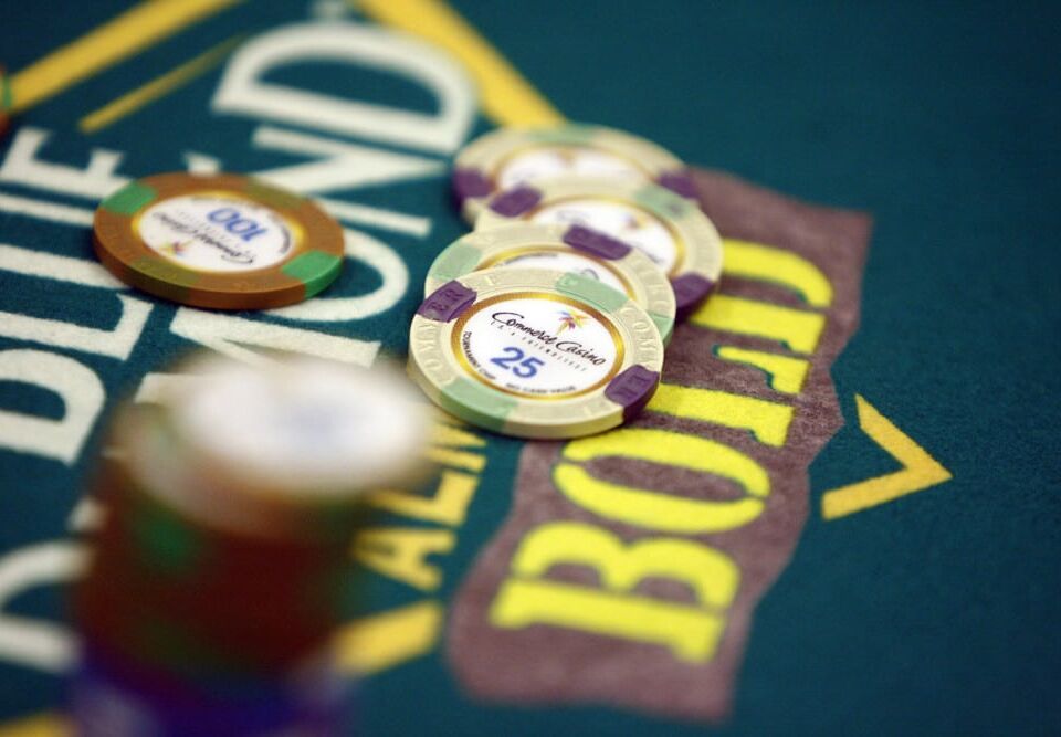 Three Card poker guide | poker chips