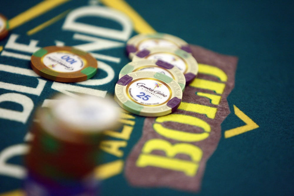 Three Card poker guide | poker chips