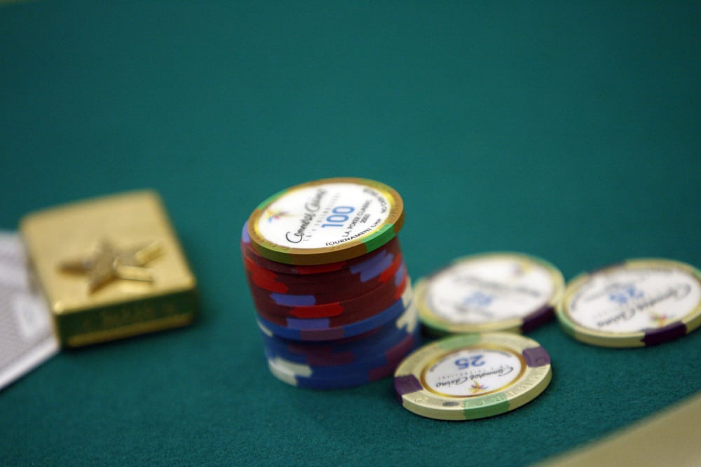 blackjack tournament tips and advice | chips on a table