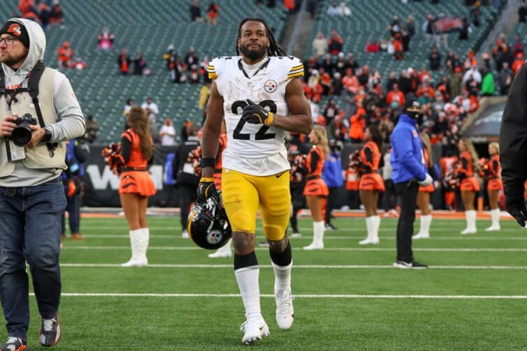 Chargers Najee Harris Injured; Leaves Game on Cart
