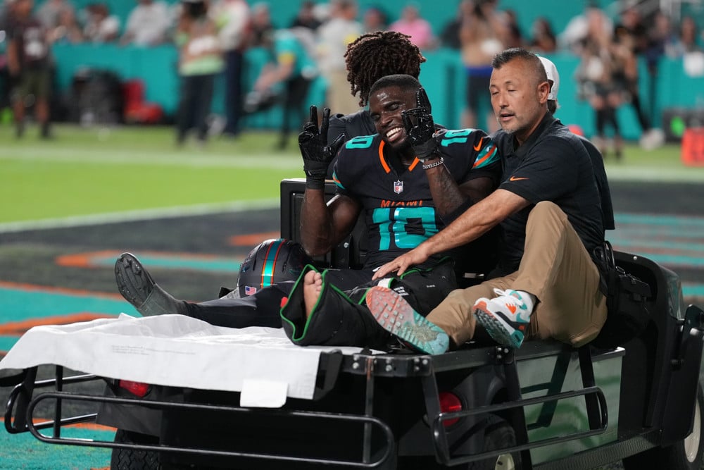 Tyreek Hill Suffers Horrific Dislocated Knee Injury on MNF
