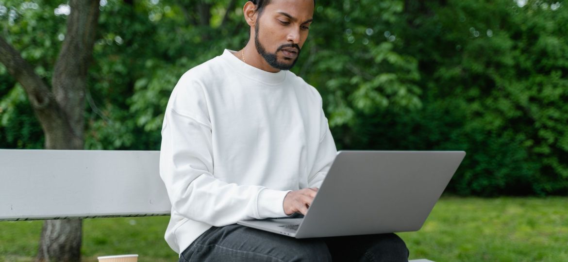 laptop man computer online casino