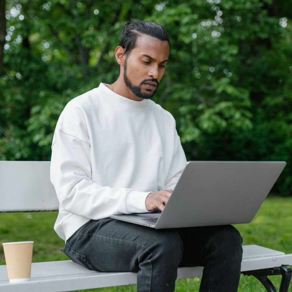 laptop man computer online casino